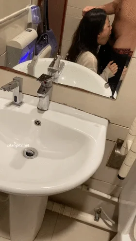 【极品反差婊】颜值超高粉嫩逼逼❤️吃大鸡巴的时候还笑嘻嘻的，实在是太可爱太有感觉了！