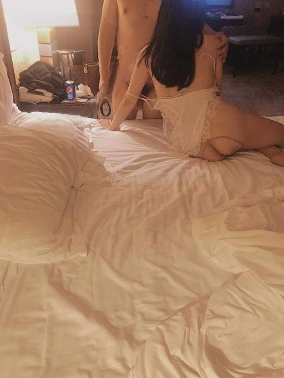 今天想和大家继续分享我性感老婆的魅力，以及她从害羞到如今拥抱淫妻生活的精彩心理历程