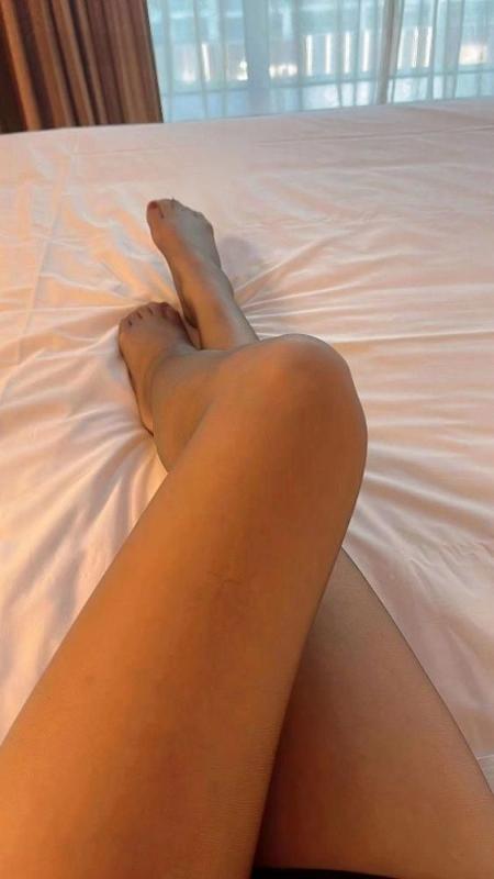 今天想和大家继续分享我性感老婆的魅力，以及她从害羞到如今拥抱淫妻生活的精彩心理历程