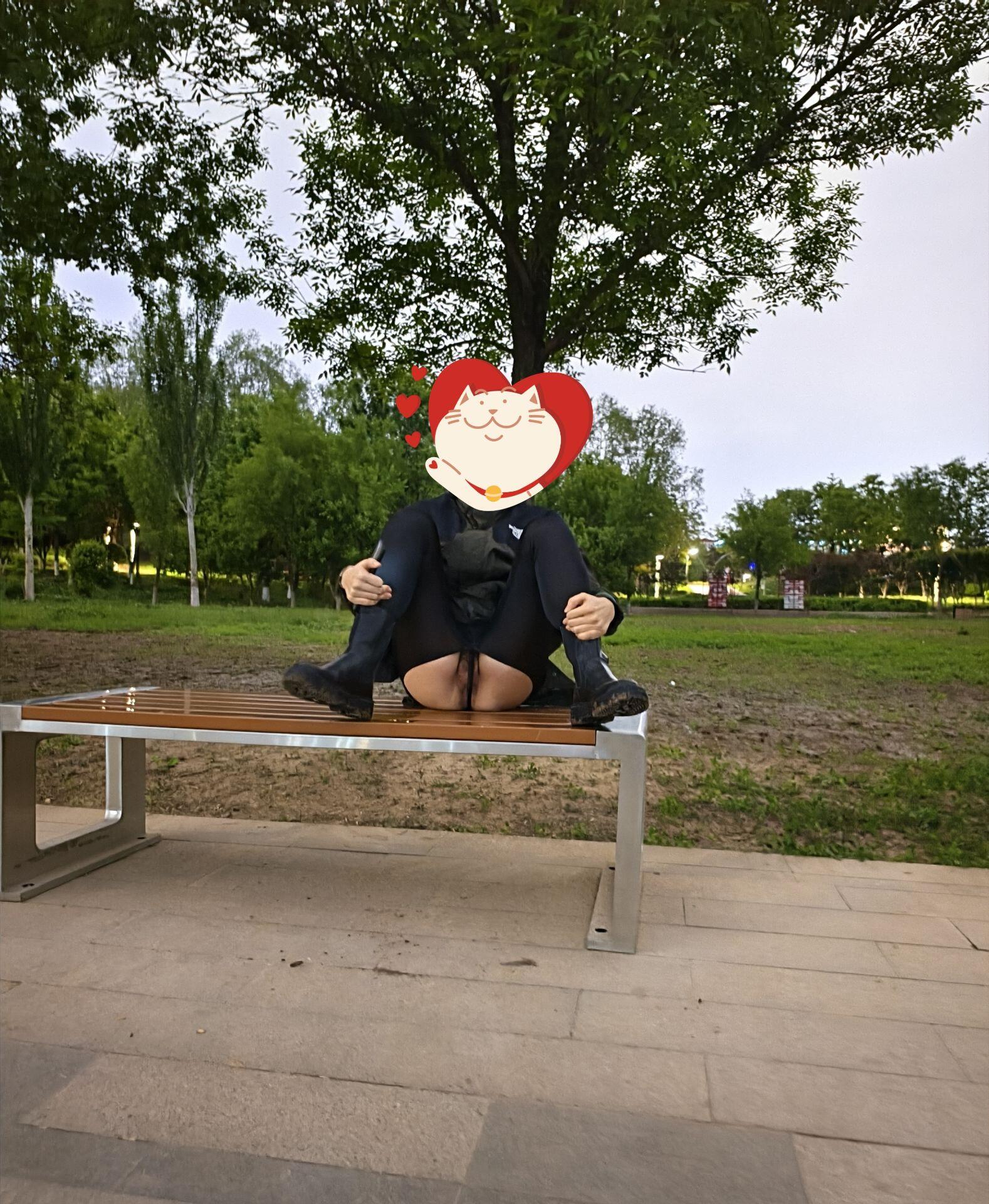 从青涩走向淫妻、露出、换妻+经得默许展示一下爱妻丰腴少妇的身材