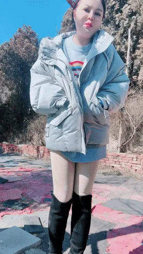 【剧情演绎】阳光明媚好天气，骚货户外抠逼❤️心痒难耐 找了男人野战，被一顿狂艹内射！