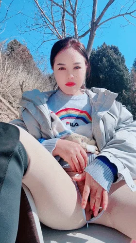 【剧情演绎】阳光明媚好天气，骚货户外抠逼❤️心痒难耐 找了男人野战，被一顿狂艹内射！