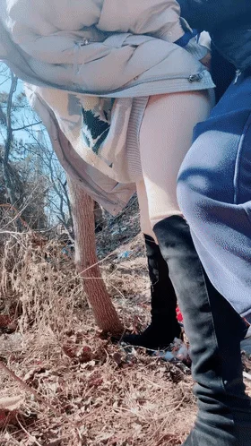 【剧情演绎】阳光明媚好天气，骚货户外抠逼❤️心痒难耐 找了男人野战，被一顿狂艹内射！