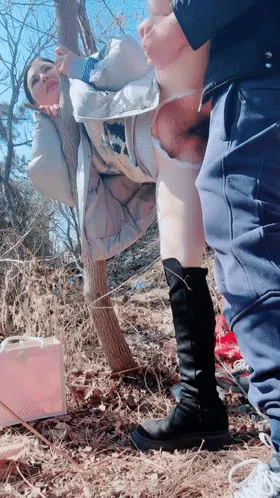 【剧情演绎】阳光明媚好天气，骚货户外抠逼❤️心痒难耐 找了男人野战，被一顿狂艹内射！