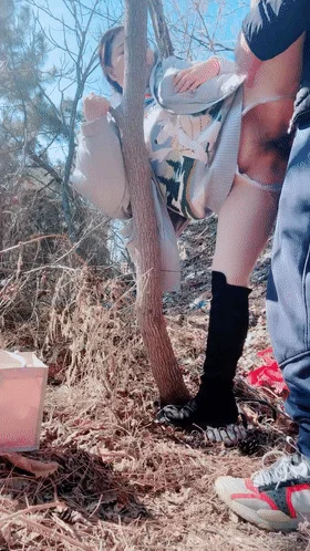 【剧情演绎】阳光明媚好天气，骚货户外抠逼❤️心痒难耐 找了男人野战，被一顿狂艹内射！