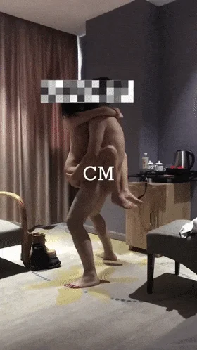 3P双飞女女玩的起飞，学生妹。娇小玲珑，抱起来又操又打屁股