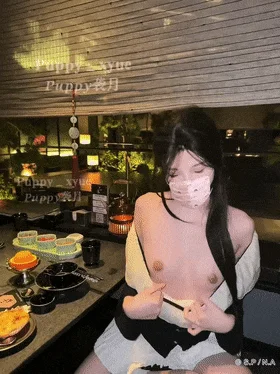 超极品颜值，【Puppy袭月】，付费福利，商场餐厅露出，后面人来人往，那紧张的小眼神爱了爱了