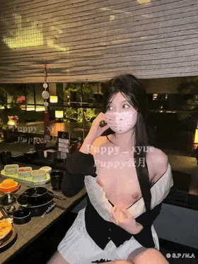 超极品颜值，【Puppy袭月】，付费福利，商场餐厅露出，后面人来人往，那紧张的小眼神爱了爱了
