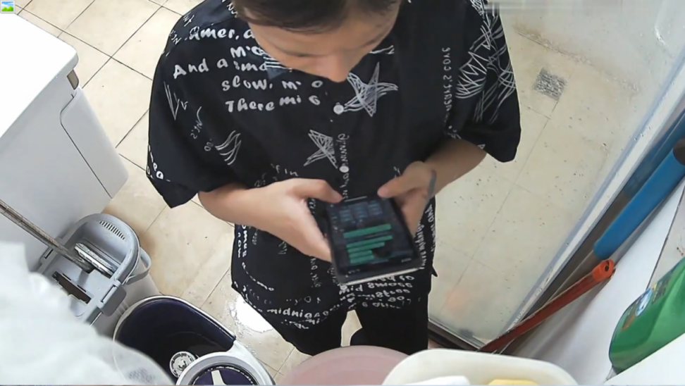 全方位无死角性爱房，露脸约炮苗条美眉穿上情趣干到一半突然男朋友来视频通话赶紧躲厕所穿衣接视频