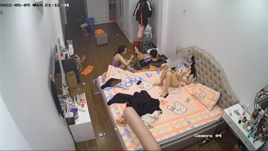 黑客破解家庭网络摄像头 高颜值少妇被朋友认出曝光生活照 偷拍记录婚后幸福的性生活