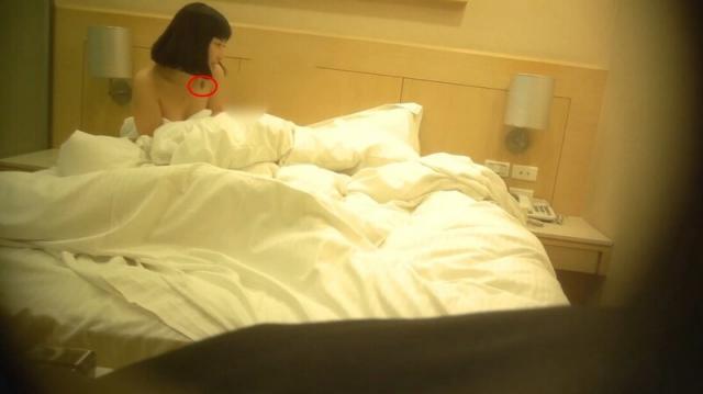 22岁机关单位上班的清纯公务员正妹⭐私生活反差极大⭐与四眼肥猪胖领导开房口爆啪啪啪1080P无水