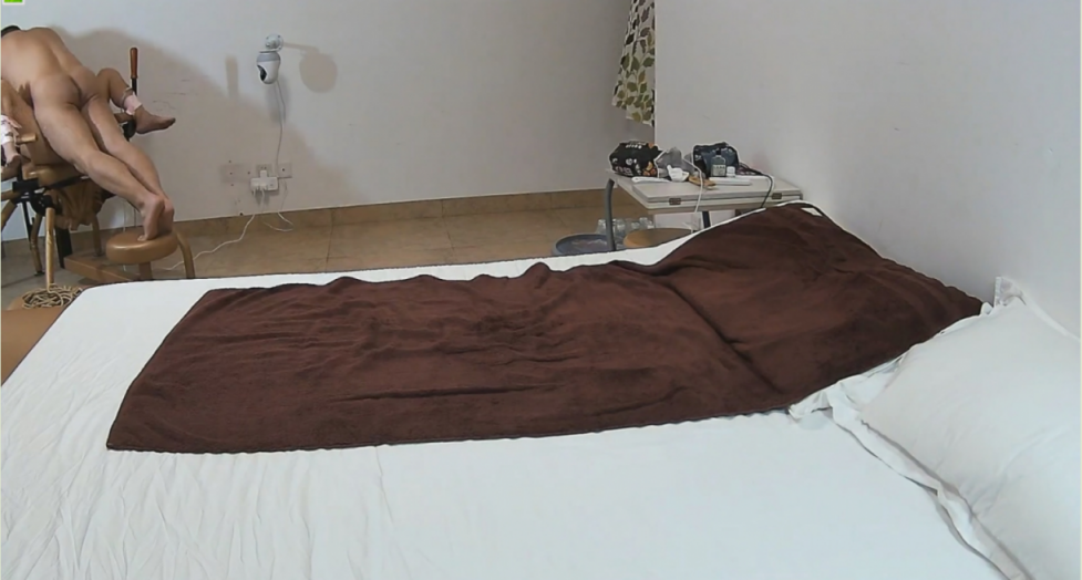 全方位无死角性爱房，露脸约炮苗条美眉穿上情趣干到一半突然男朋友来视频通话赶紧躲厕所穿衣接视频