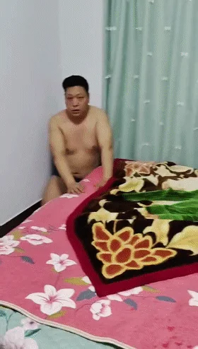 ❤️猎奇❤️辽宁一女子胆大包天,竟带情人在家搞乱!死死守护情夫,被老公乱踹,对白十分精彩!