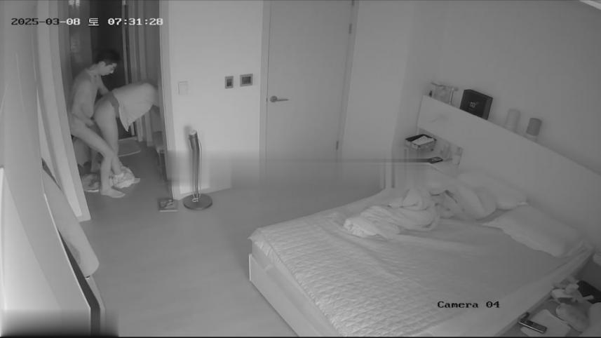 新黑客破解家庭网络摄像头偷拍❤️年轻白领小夫妻的日常性生活喜欢早晚做爱