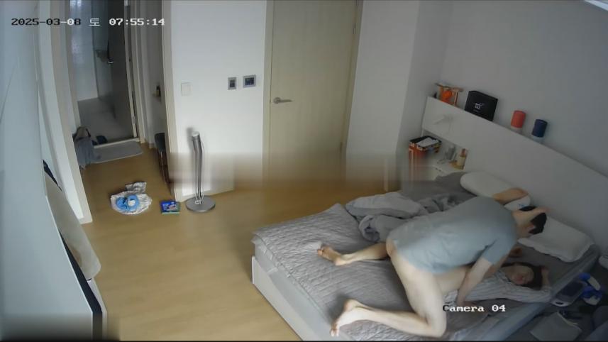 新黑客破解家庭网络摄像头偷拍❤️年轻白领小夫妻的日常性生活喜欢早晚做爱