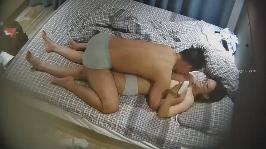 高校附近旅馆摄像头偷拍放假不回家的大学生情侣共度性爱时光小哥貌似没啥性经验不会调情