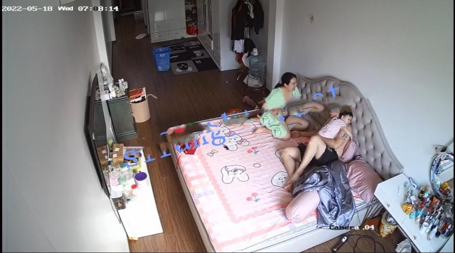 黑客破解家庭网络摄像头 高颜值少妇被朋友认出曝光生活照 偷拍记录婚后幸福的性生活