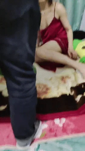 ❤️猎奇❤️辽宁一女子胆大包天,竟带情人在家搞乱!死死守护情夫,被老公乱踹,对白十分精彩!