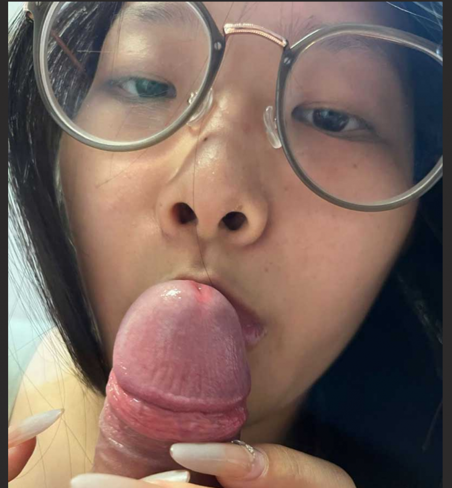 四川大学清纯学霸 黄思齐 成绩优异的清纯眼镜妹 酒店里彻底放飞欲火焚身 从女上位到后入式，呻吟声震天