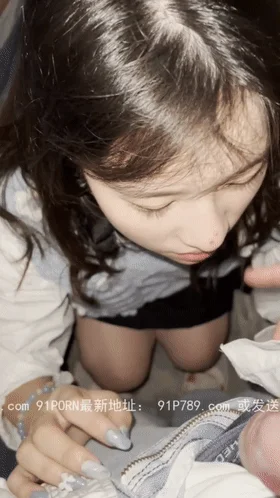 ❤️极品反差婊❤️清纯颜值，十分可爱的 妹妹蹲在巷子内吞食大鸡巴，一副楚楚可怜的模样，太有感觉了！