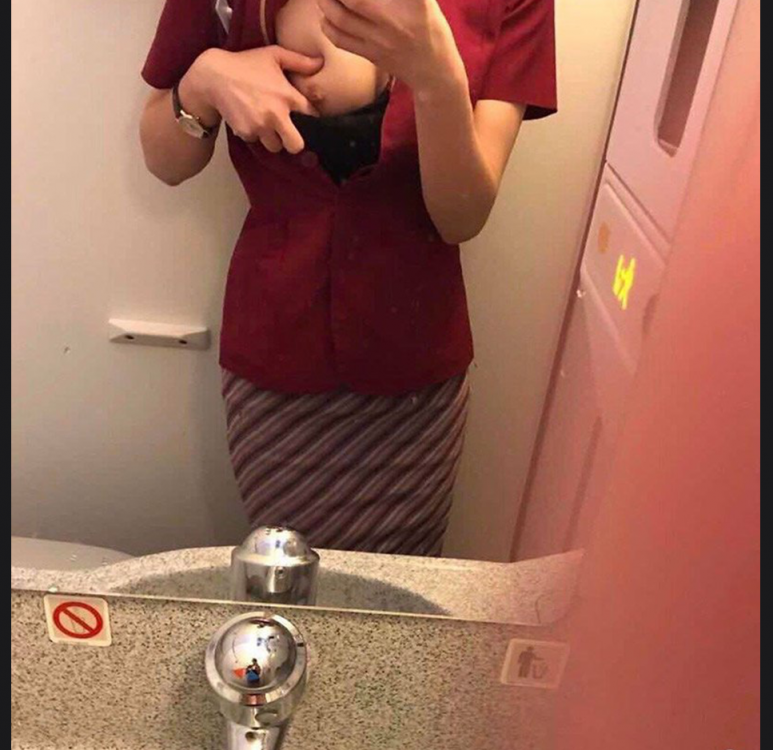 保时捷豪车内惊现空姐深喉服务 富少炫耀视频流出 揭露空姐反差人设 空姐口技娴熟，深喉到根