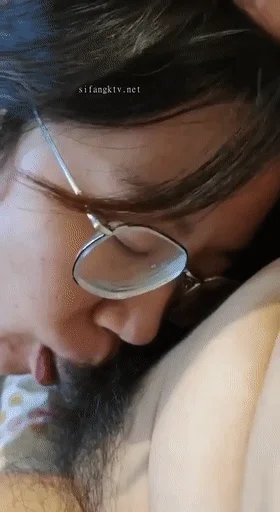 极品反差婊❤️艹骚眼镜妹，清纯素颜，酒店激情吞食男友大鸡巴，舔舐菊花，全程快乐微笑！