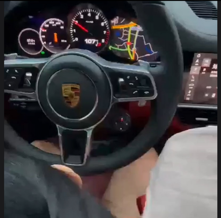 保时捷豪车内惊现空姐深喉服务 富少炫耀视频流出 揭露空姐反差人设 空姐口技娴熟，深喉到根