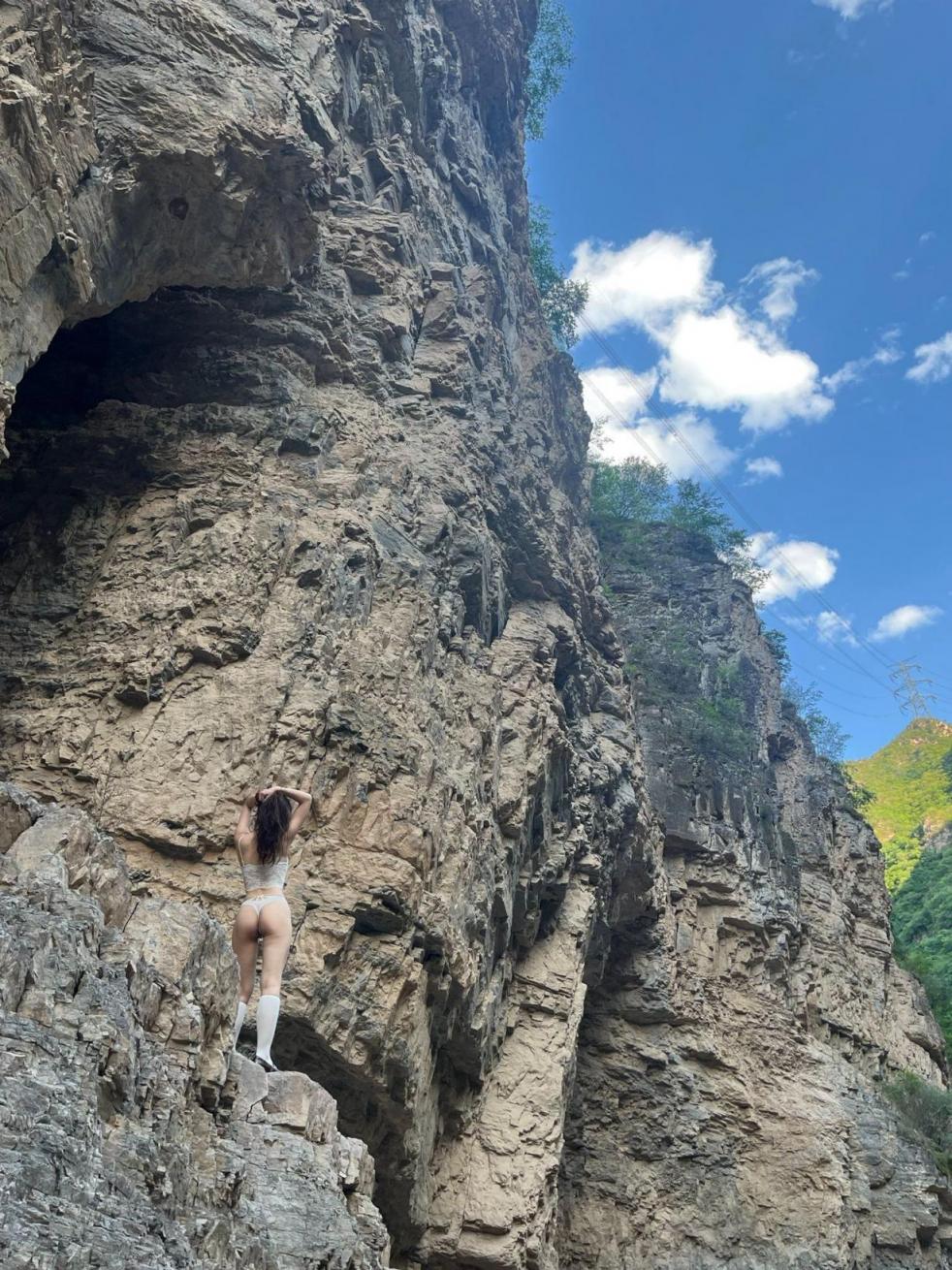 约拍人妻山上拍照,最后忍不住车震 露出是一种不一样的刺激,爱露出的你