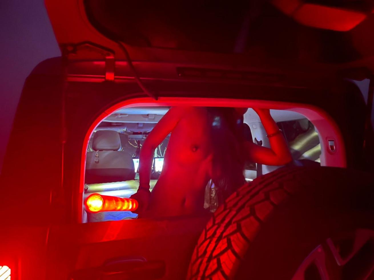 约拍人妻山上拍照,最后忍不住车震 露出是一种不一样的刺激,爱露出的你