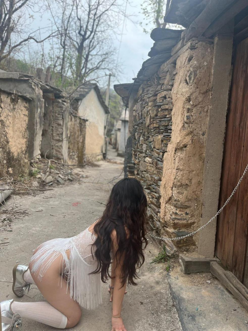 约拍人妻山上拍照,最后忍不住车震 露出是一种不一样的刺激,爱露出的你