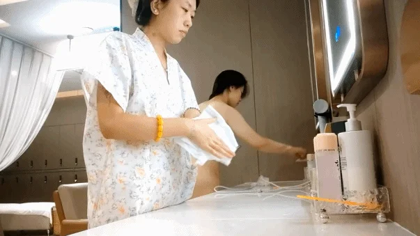 高档洗浴中心内部员工偷拍❤️多位白白嫩嫩的美少妇洗澡泡汤