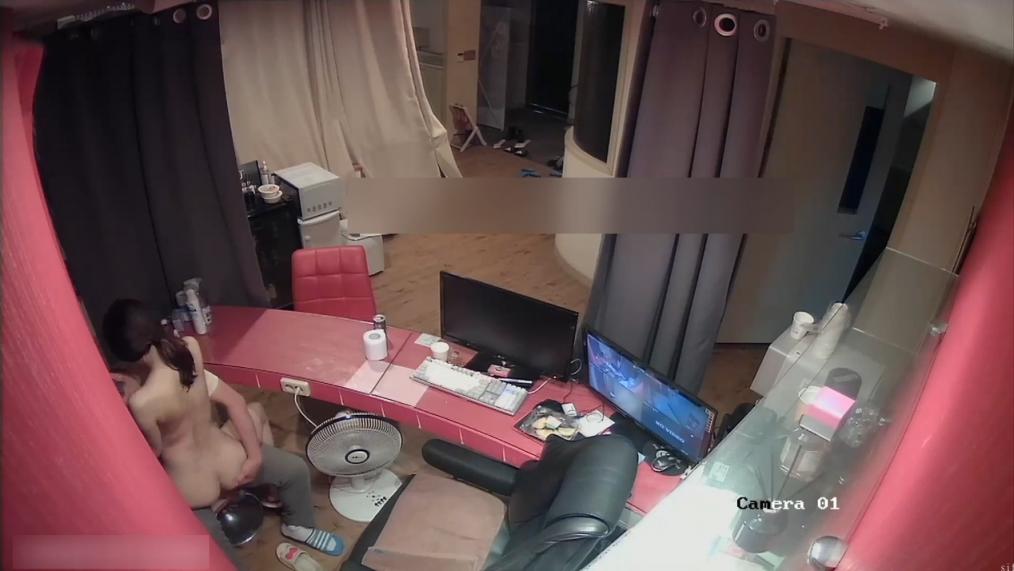摄像头破解真实偷拍，工作室下班后男女同事在办公桌前造爱全纪录，女的真骚，还换上了情趣女仆装