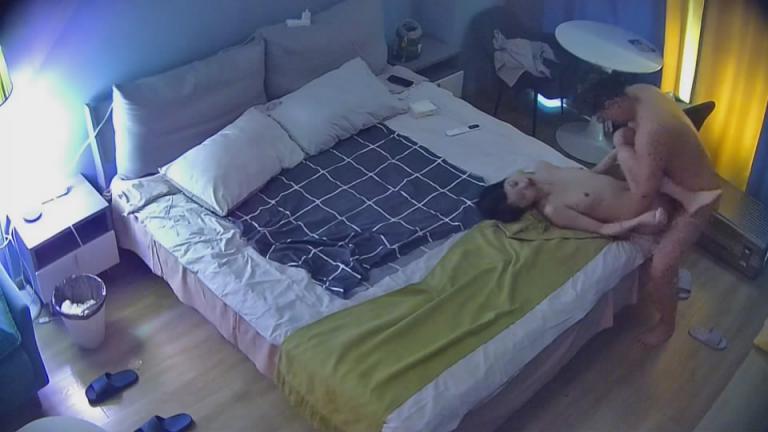 新流出❤️酒店摄像头偷拍腰细腿长高颜值美女穿着性感情趣内衣和几个客人啪啪