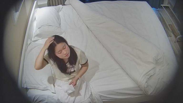 大学城附近安防酒店摄像头偷拍眼镜男和女友开房干完一炮穿上性感情趣内衣继续干