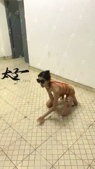 最新福利！母狗调教训练推特大佬【太子】私拍，各种社死调教反差模特骚女，狗链露出爬行啪啪能玩的都玩了