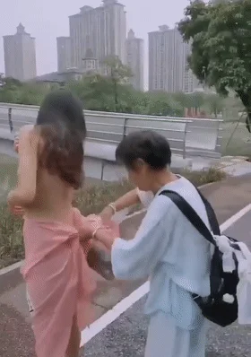 ❤️猎奇❤️广西都市丽人裸体在公园穿高跟鞋遛弯 遇老太太好心提醒要穿衣保暖还给披上衣服！