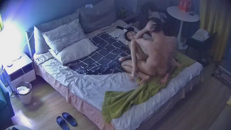 新流出❤️酒店摄像头偷拍腰细腿长高颜值美女穿着性感情趣内衣和几个客人啪啪