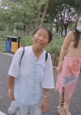 ❤️猎奇❤️广西都市丽人裸体在公园穿高跟鞋遛弯 遇老太太好心提醒要穿衣保暖还给披上衣服！