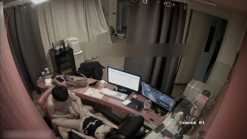 摄像头破解真实偷拍，工作室下班后男女同事在办公桌前造爱全纪录，女的真骚，还换上了情趣女仆装