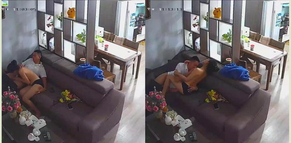 黑客破解家庭网络摄像头偷拍 老婆在厨房煮饭过程中被欲火浑身的老公 扒光抱起一顿操