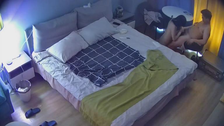 新流出❤️酒店摄像头偷拍腰细腿长高颜值美女穿着性感情趣内衣和几个客人啪啪