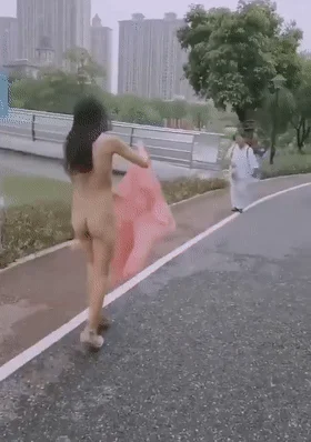 ❤️猎奇❤️广西都市丽人裸体在公园穿高跟鞋遛弯 遇老太太好心提醒要穿衣保暖还给披上衣服！