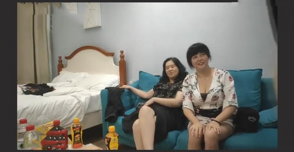 专约老阿姨！上演母子乱伦大戏 两小伙精神抖擞风骚大姐姐媚态毕露 大白奶水汪汪鲍鱼 刺激劲爆！