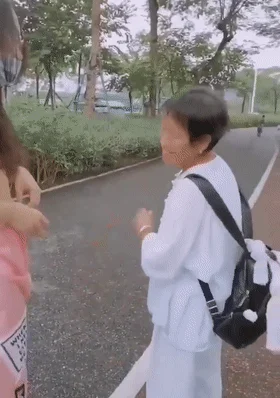 ❤️猎奇❤️广西都市丽人裸体在公园穿高跟鞋遛弯 遇老太太好心提醒要穿衣保暖还给披上衣服！