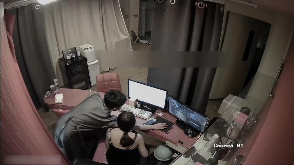 摄像头破解真实偷拍，工作室下班后男女同事在办公桌前造爱全纪录，女的真骚，还换上了情趣女仆装