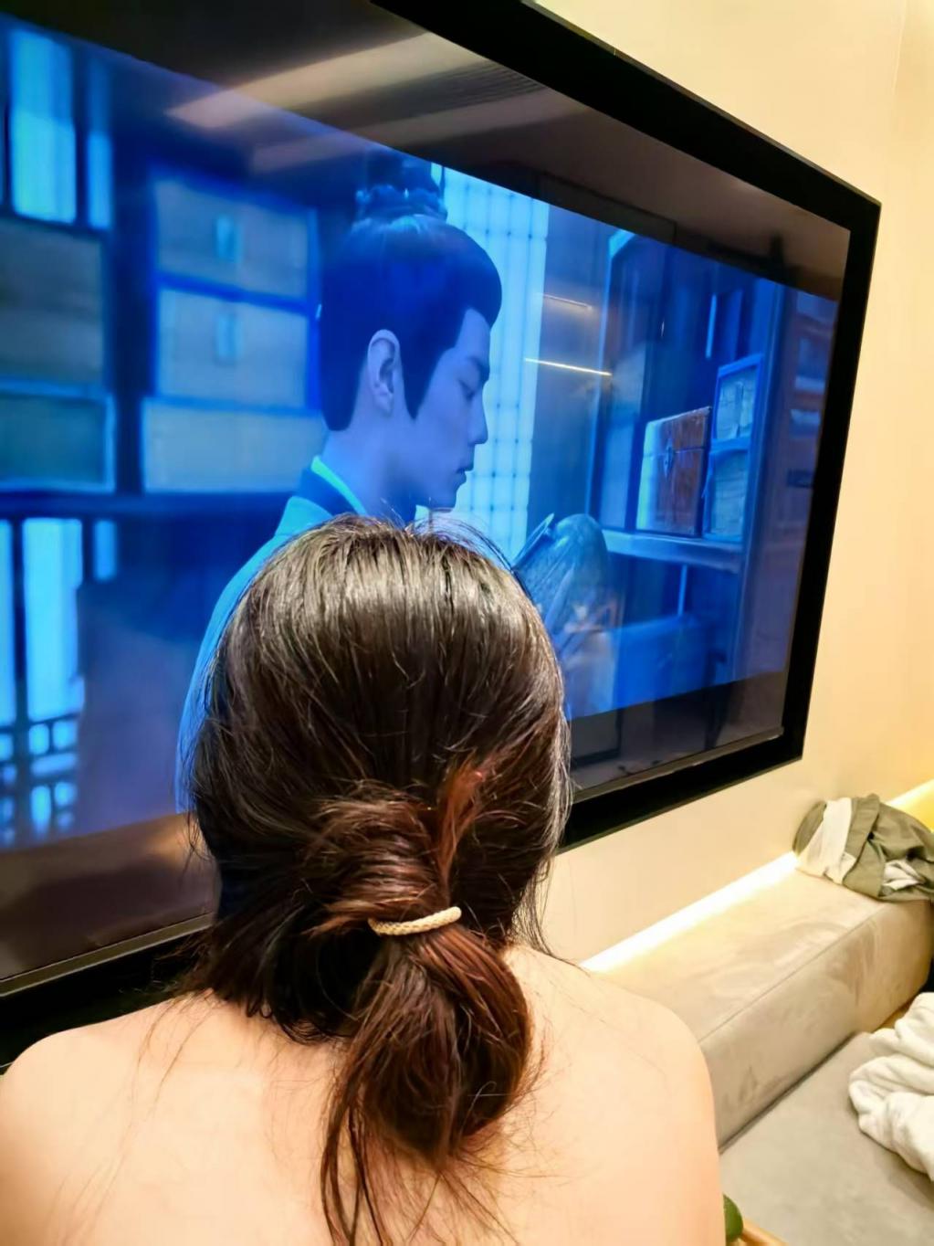 骚母狗看着偶像肖战的电视剧撅起屁股迎接爸爸的各种羞辱