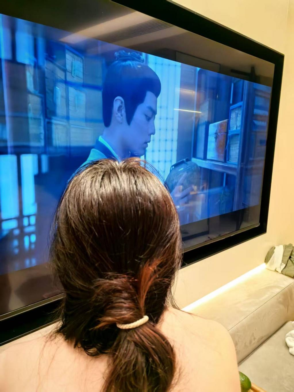 骚母狗看着偶像肖战的电视剧撅起屁股迎接爸爸的各种羞辱