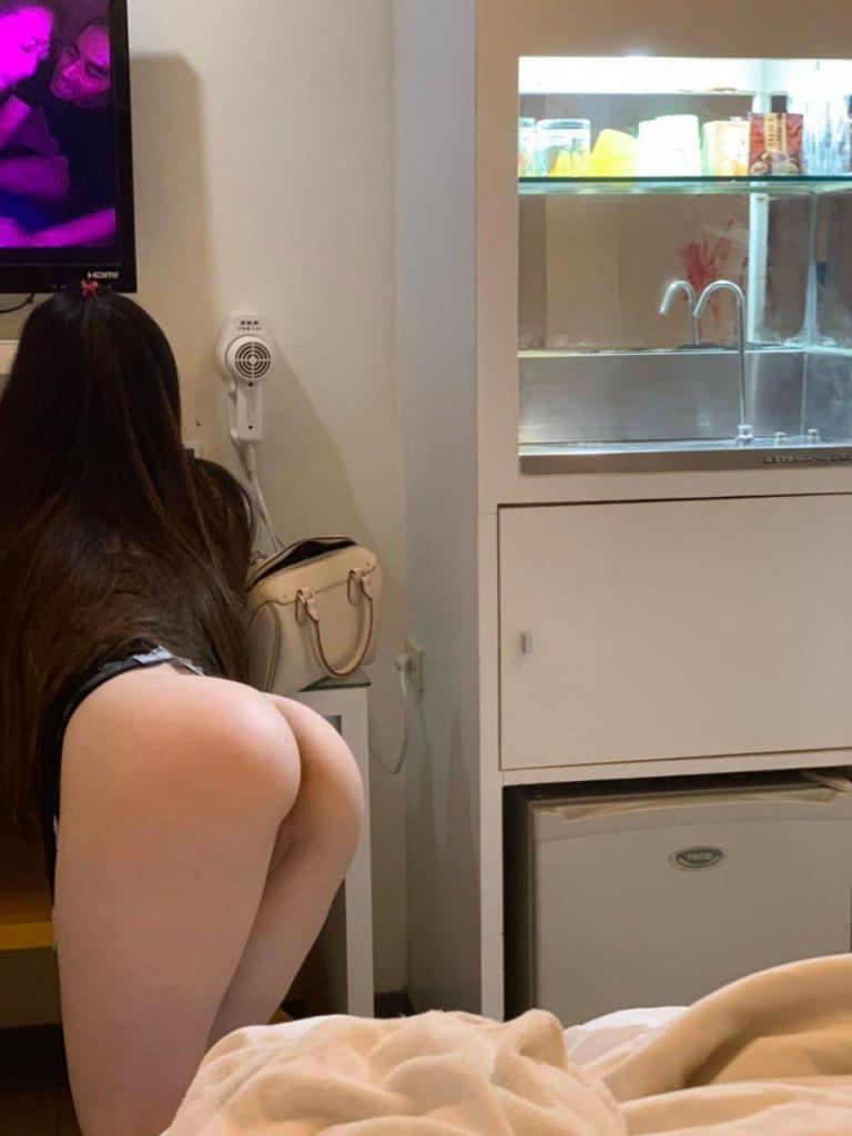 最近看到的一个性张力拉满完全没抵抗力的女孩，给家人分享一下