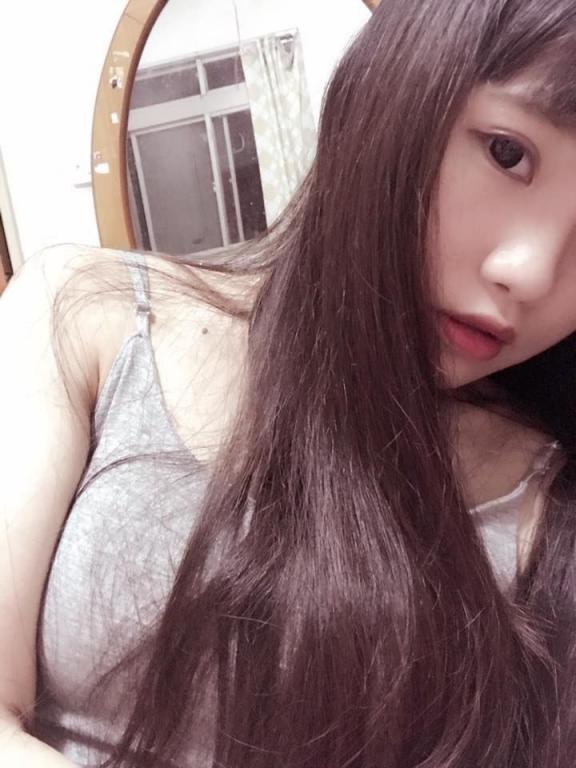 最近看到的一个性张力拉满完全没抵抗力的女孩，给家人分享一下