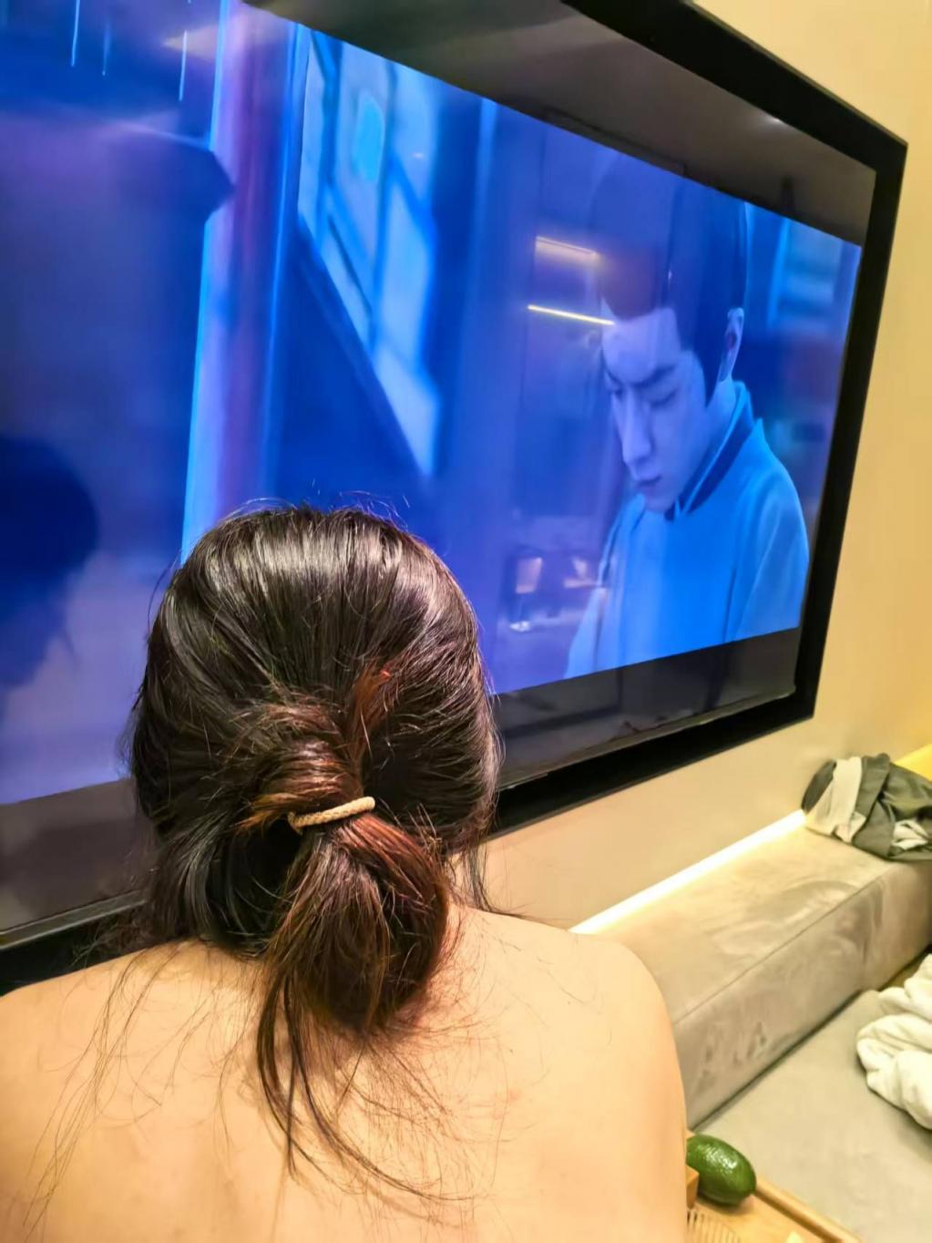 骚母狗看着偶像肖战的电视剧撅起屁股迎接爸爸的各种羞辱